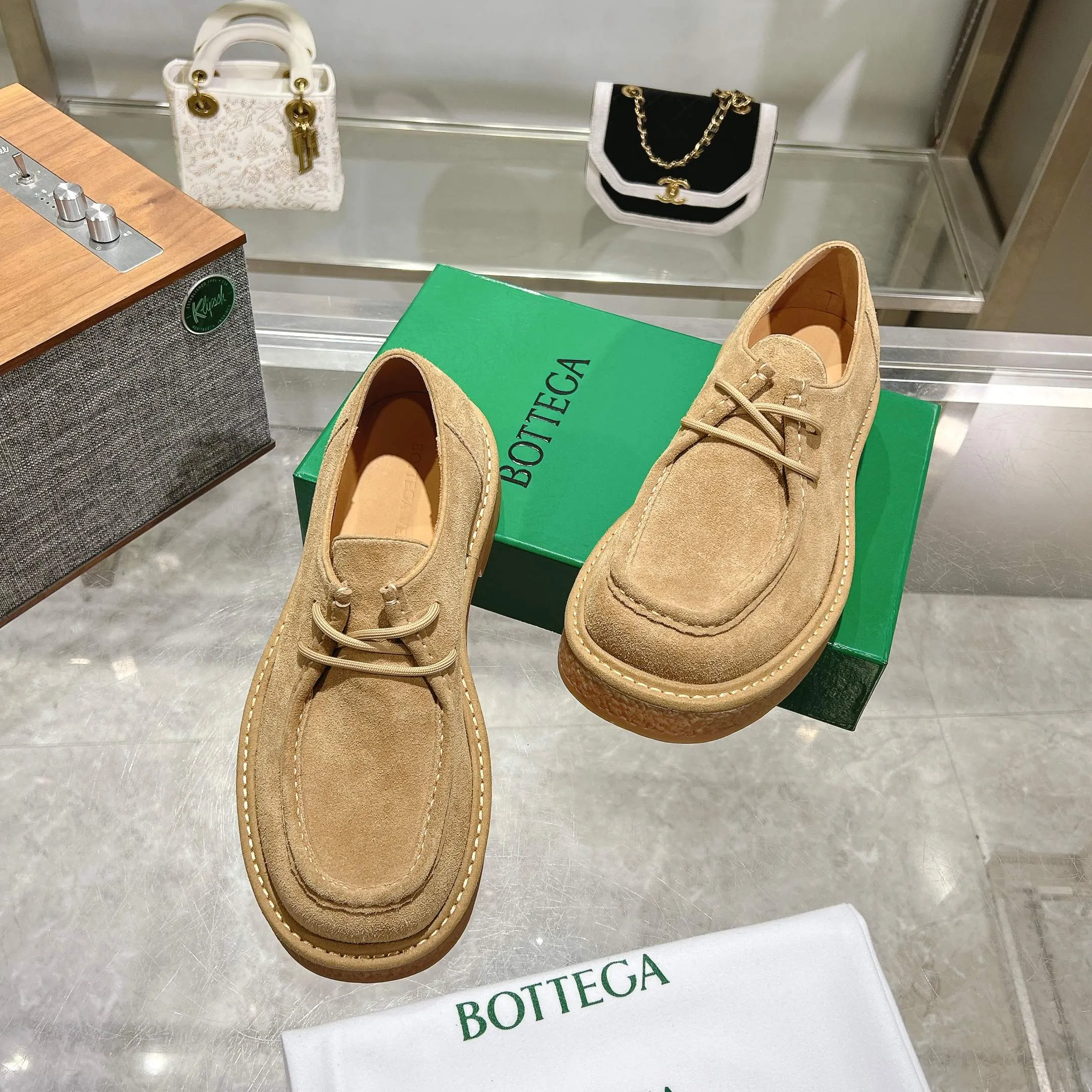 [BV] Top P: 740💰Size for couples: 35-44 (Female 40, Male 38 45, custom-made, non-refundable) Bottega Veneta classic Bottega Veneta counter model! Big square head! Strappy deep-mouth shoes! Reproduction of the original board! The feet are super domineering! Original molded outsole! High-grade mercerized cow velvet! Solid color Niuli!